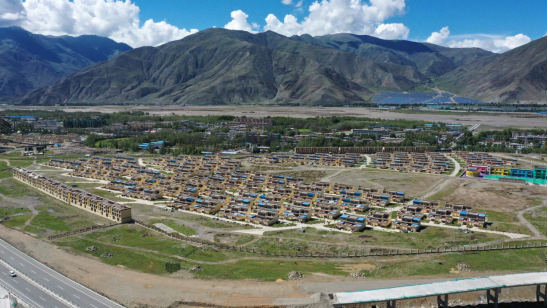 图为达孜区德庆镇德庆村集中搬迁点